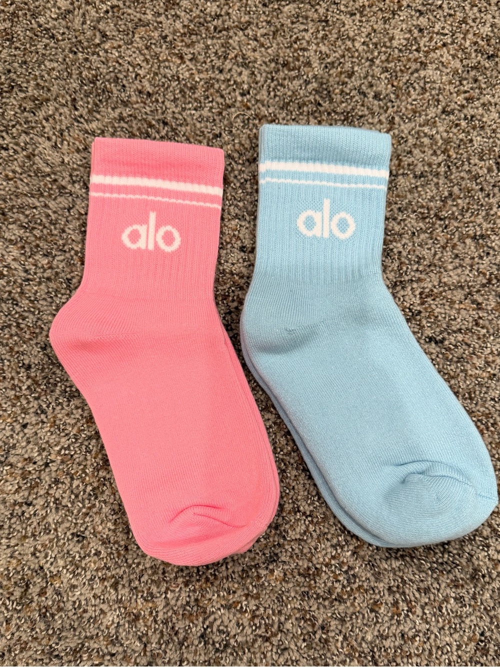 2 pairs Alo Yoga Throwback half crew Pink & Blue